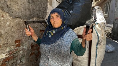 Eşi ölmüş çocukları bakmıyor! Diyarbakır'da 65 yaşındaki kadın, 20 yıldır çöp toplayarak geçimini sağlıyor