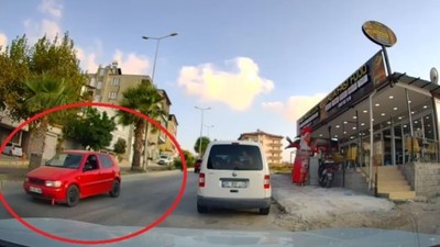Herkesin düz gittiği istikamette geri geri giden sürücü kamerada