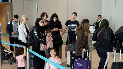 Beyrut'tan kalkan ve 169 Türk vatandaşını taşıyan uçak Çukurova Havalimanına indi