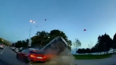 Kartal'da kazaya davetiye: Yarış yaparken zincirleme kazaya neden oldular