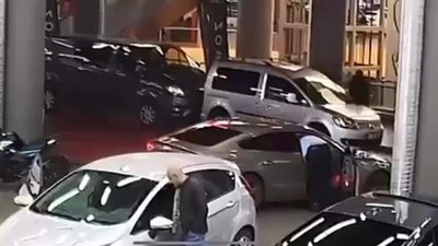 Esenyurt'ta çarşaf giyip otomatik silahla oto galeriye kurşun yağdırdı