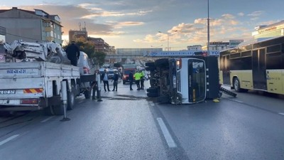 Kadıköy istikametinde iş makinesi taşıyan kamyonet devrildi
