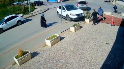Ayağını gazda unutan sürücü önce duvara sonra elektrik paneline çarptı
