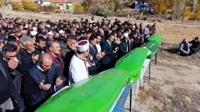 Tabutlar yan yana dizildi... Ankara'daki trafik kazasında aynı aileden 4 kişi hayatını kaybetti