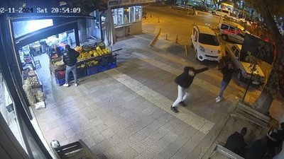 Yolun ortasında kurşun yağdırıp kabzayla vurdu: Olay anı kameralara yansıdı