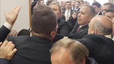 Bütçe görüşmelerinde gergin anlar: CHP'li vekiller Bakan Yerlikaya'yı salona almak istemedi