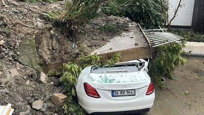 Bodrum'da istinat duvarı çöktü, park halindeki otomobil ile 1 ev zarar gördü