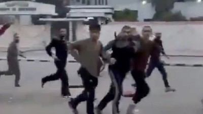 Suriye'de serbest bırakılan mahkumlar hem şaşkın hem duygusal