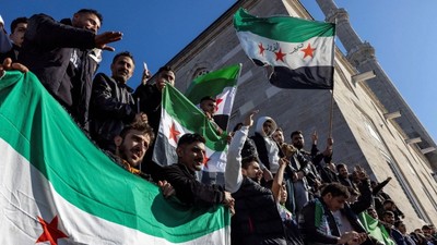 Suriye'de yeni dönem: Anayasa ve parlamento 3 aylığına askıya alındı