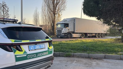 Kocaeli'de tır şoförünü dövüp boynundan bıçakladılar