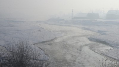 Termometrelerin eksi 15'i gösterdiği Ağrı'da Murat Nehri'nden buz kütleleri aktı
