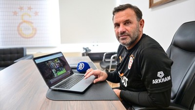 Okan Buruk'un AA'nın Yılın Kareleri oylamasında Mourinho'ya baktığı fotoğrafı seçti