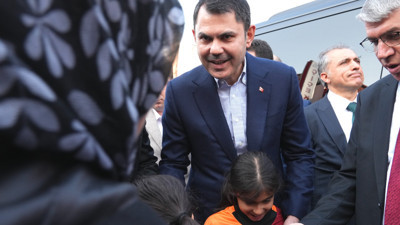 Bakan Kurum Osmaniye’de depremzede ailenin yeni evine konuk oldu