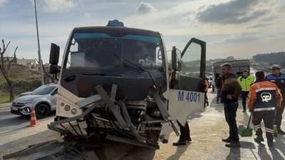 Fatih'te Minibüs Kazası: Sürücü Ağır Yaralandı