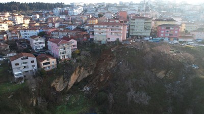 Üsküdar'da heyelan! Uçurumun ucunda kalan 2 bina boşaltıldı