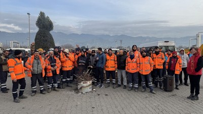 Aydın'da Efeler Belediyesi işçilerinin iş bırakma eylemi sonucu çöp yığınları oluştu