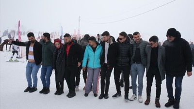 Bitlis'te 4. Geleneksel Meşaleli Kayak Festivali ve Müzik Şöleni renkli görüntülere sahne oldu