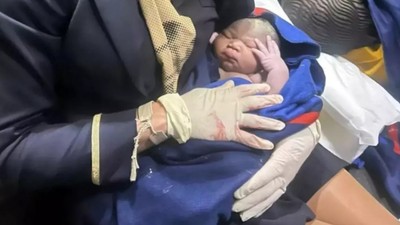 Uçakta doğum yaptı ama bebeğe verdikleri isim daha büyük tepkilere yol açtı