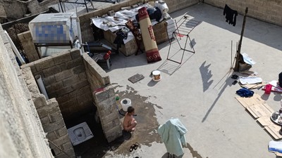 Baba ve üvey anneden kan donduran şiddet: Soğuk su döküp hortumla dövdüler