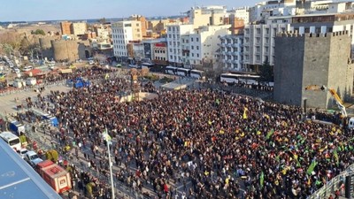 Abdullah Öcalan'ın tarihi çağrısını Diyarbakır'da halk meydanlardan izledi