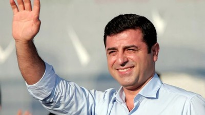 Özel izinle eşinin ameliyatı için İstanbul'a getirilmişti! İşte Selahattin Demirtaş'ın hastaneden görüntüsü