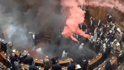 Sırbistan parlamentosunda yer yerinden oynadı: Mecliste sis bombalı protesto