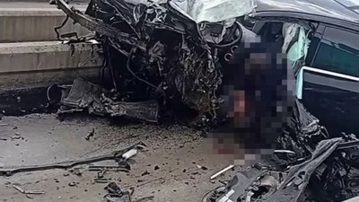 Lüks otomobil, otoyolda gişelere ok gibi saplandı: Karı-koca hayatını kaybetti