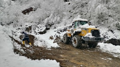 Karadeniz'de kar yağışı 977 yerleşim yerini kapattı