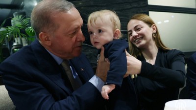 Erdoğan, Ankara'da bir kafede vatandaşlarla sohbet etti, çocukları sevdi