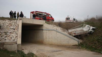 Kamyonet kaldırıma çarpıp alt geçide düştü: Sürücüsü öldü