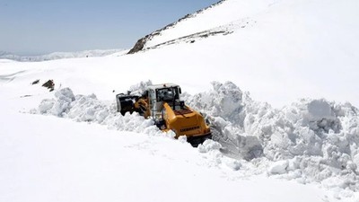 Muş'ta kar kalınlığı 3 metreyi geçti, yol açma çalışmaları sürüyor