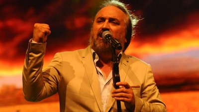 Konak, konserden hemen önce kuliste görüntülemiş: "Sevgi ve ışıkla kalın"