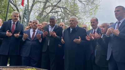 Alparslan Türkeş, mezarı başında anıldı