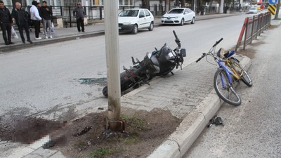 Motosikletle çarpışan bisikletli hayatını kaybetti