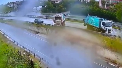 Büyükçekmece’de 30 saniye arayla 2 kaza güvenlik kamerasında