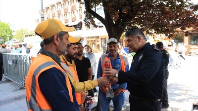 Edirne Emniyet Müdürü 1 Mayıs'ta işçilere çiçek hediye etti
