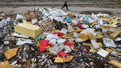 İzmir Buca'da atık yığını çevredeki vatandaşları rahatsız ediyor