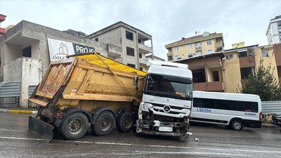 Pendik'te kontrolden çıkan kamyon park halindeki araçlara çarptı