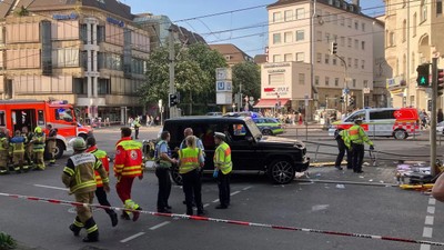 Almanya'nın Stuttgart kentinde bir araç kalabalığın arasına daldı