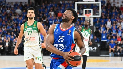 Anadolu Efes evinde Panathinaikos'u devirdi, Euroleague play-off serisini eşitledi