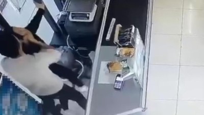 Bodrum'daki süper markette dehşet veren darp! Öfkeden deliye dönen adam, iş arkadaşının boğazına yapıştı