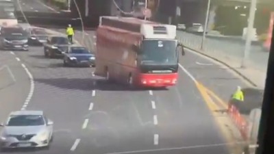 CHP otobüsünün şoförü az daha polisleri ezecekti! Emniyetten suç duyurusu