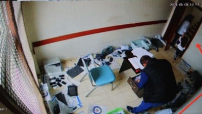 Depremde ölenlerin altınlarını zimmetine geçiren polis ihraç edildi