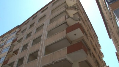 3,7'lik depremin ardından bir binanın balkonu çöktü: 1 kişi yaralandı