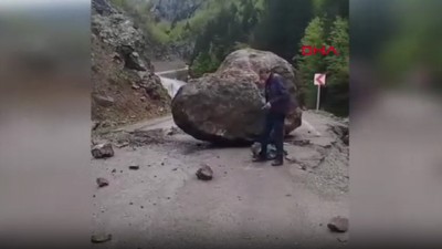 Dev kaya parçası yola düştü, arkadaş grubu son anda kurtuldu