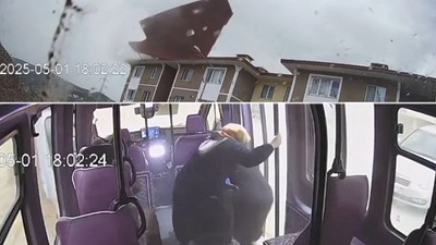 Facia ucuz atlatıldı! Fırtına uçan binanın çatısı, yolcu indiren dolmuşun üzerine düştü