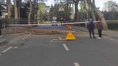 İstanbul Sarıyer'de yol çöktü: Trafiğe kapatıldı