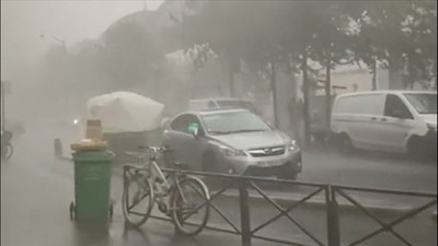 Paris’te 25 derece sıcaklıkta dolu yağdı