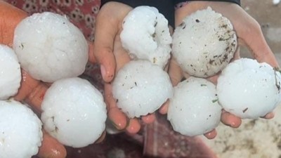 Şanlıurfa'da kar topu büyüklüğünde dolu yağdı: Ekili araziler ve araçlar zarar gördü