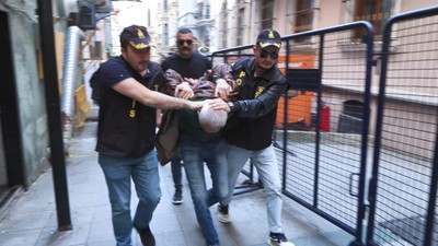Özgür Özel'e yumruk attı! Saldırganın gözaltına alındığı anlar kamerada